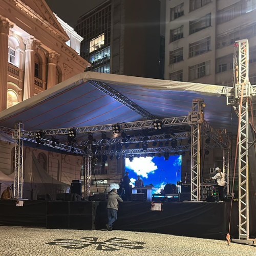 Montagem de estrutura de palco para eventos em Curitiba